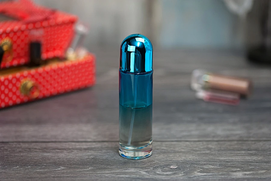 Staklene flašice za parfeme 30mL, sa sprejom i zatvaračem, u više boja Staklene flašice za parfeme 30mL, sa sprejom i zatvaračem, u više boja