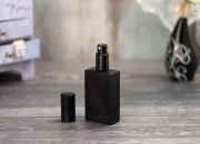 Četvrtasta bočica za parfem 50mL crne boje, 18/415 Četvrtasta bočica za parfem 50mL crne boje, 18/415