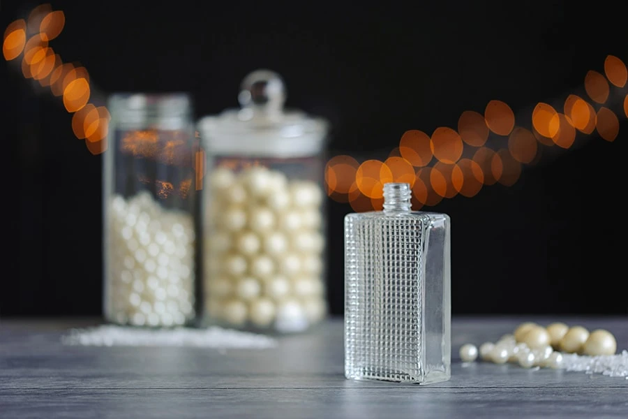 Četvrtasta bočica za parfeme 100mL sa reljefom (18/415) Četvrtasta bočica za parfeme 100mL sa reljefom (18/415)