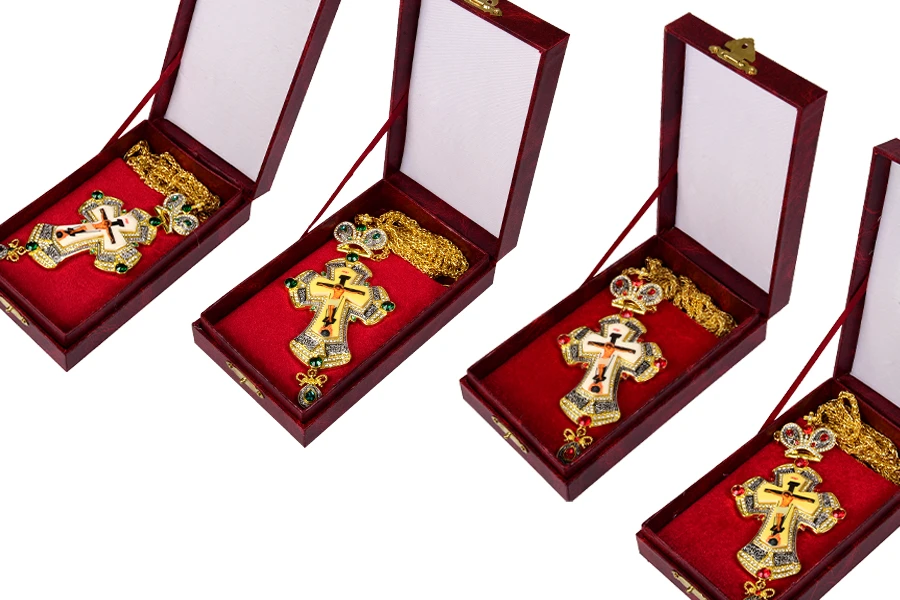 Prsni krst sa šarenim kamenjem, lancem (120 cm) i futrolom-dimenzije_slike