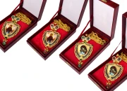 Prsni krst sa šarenim kamenjem, lancem (120 cm) i futrolom-dimenzije_slike