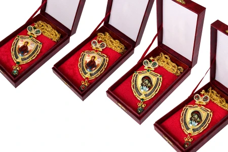 Prsni krst sa šarenim kamenjem, lancem (120 cm) i futrolom-dimenzije_slike