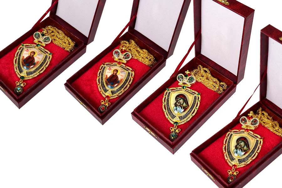 Prsni krst sa šarenim kamenjem, lancem (120 cm) i futrolom-dimenzije_slike