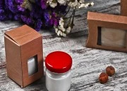 Kartonska kutija 45x45x65mm sa prozorom, u dezenu drveta, za teglice za kreme od 30mL i 40mL - 50 kom Kartonska kutija 45x45x65mm sa prozorom, u dezenu drveta, za teglice za kreme od 30mL i 40mL - 50 kom