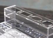 Stalak od plexiglassa osvetljen sa LED trakom za flašice za parfeme i flašice raznih oblika, osnova je bela ili crna – za 12 bočica-