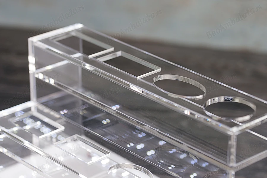 Stalak od plexiglassa osvetljen sa LED trakom za flašice za parfeme i flašice raznih oblika, osnova je bela ili crna – za 12 bočica-
