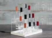 Stalak od plexiglassa osvetljen sa LED trakom za flašice za parfeme i flašice raznih oblika, osnova je bela ili crna – za 12 bočica-grupa_slika
