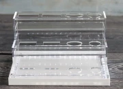 Stalak od plexiglassa osvetljen sa LED trakom za flašice za parfeme i flašice raznih oblika, osnova je bela ili crna – za 12 bočica-grupa_slika