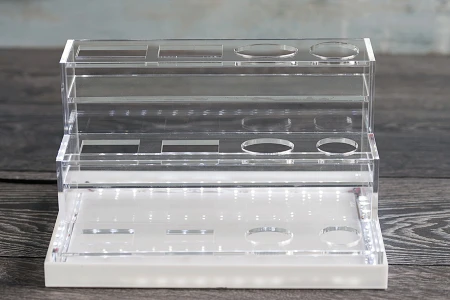 Stalak od plexiglassa osvetljen sa LED trakom za flašice za parfeme i flašice raznih oblika, osnova je bela ili crna – za 12 bočica-grupa_slika