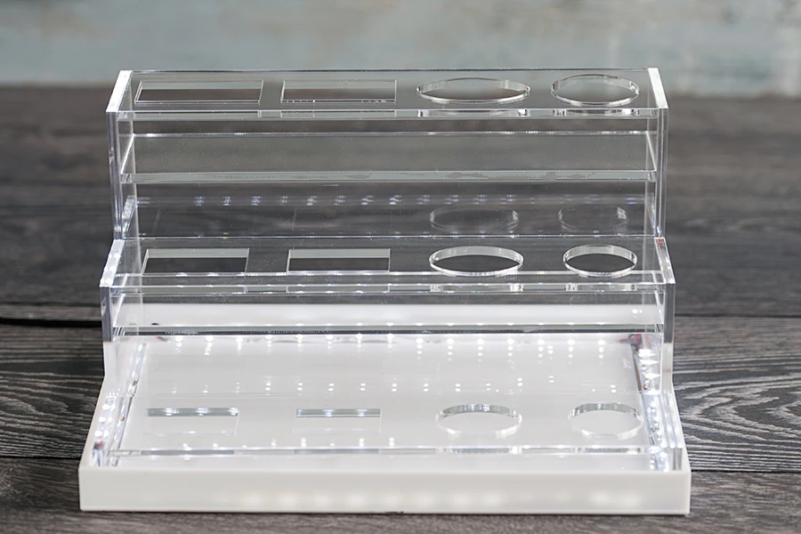 Stalak od plexiglassa osvetljen sa LED trakom za flašice za parfeme i flašice raznih oblika, osnova je bela ili crna – za 12 bočica-grupa_slika