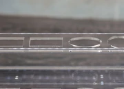 Stalak od plexiglassa osvetljen sa LED trakom za flašice za parfeme i flašice raznih oblika, osnova je bela ili crna – za 12 bočica-grupa_slika