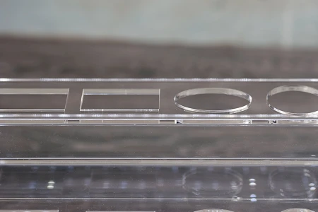 Stalak od plexiglassa osvetljen sa LED trakom za flašice za parfeme i flašice raznih oblika, osnova je bela ili crna – za 12 bočica-grupa_slika