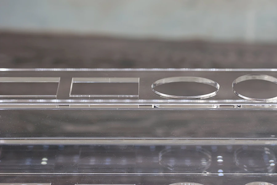 Stalak od plexiglassa osvetljen sa LED trakom za flašice za parfeme i flašice raznih oblika, osnova je bela ili crna – za 12 bočica-grupa_slika