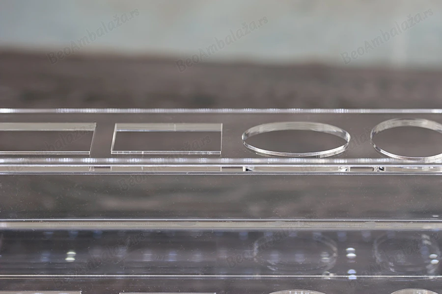 Stalak od plexiglassa osvetljen sa LED trakom za flašice za parfeme i flašice raznih oblika, osnova je bela ili crna – za 12 bočica-grupa_slika
