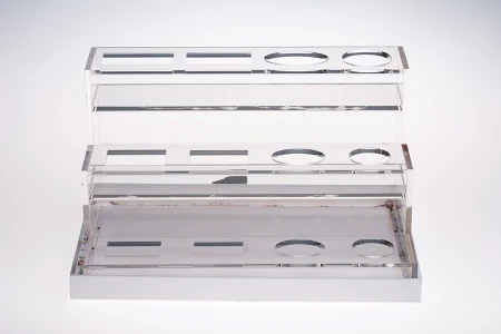 Stalak od plexiglassa osvetljen sa LED trakom za flašice za parfeme i flašice raznih oblika, osnova je bela ili crna – za 12 bočica-slika_proizvoda