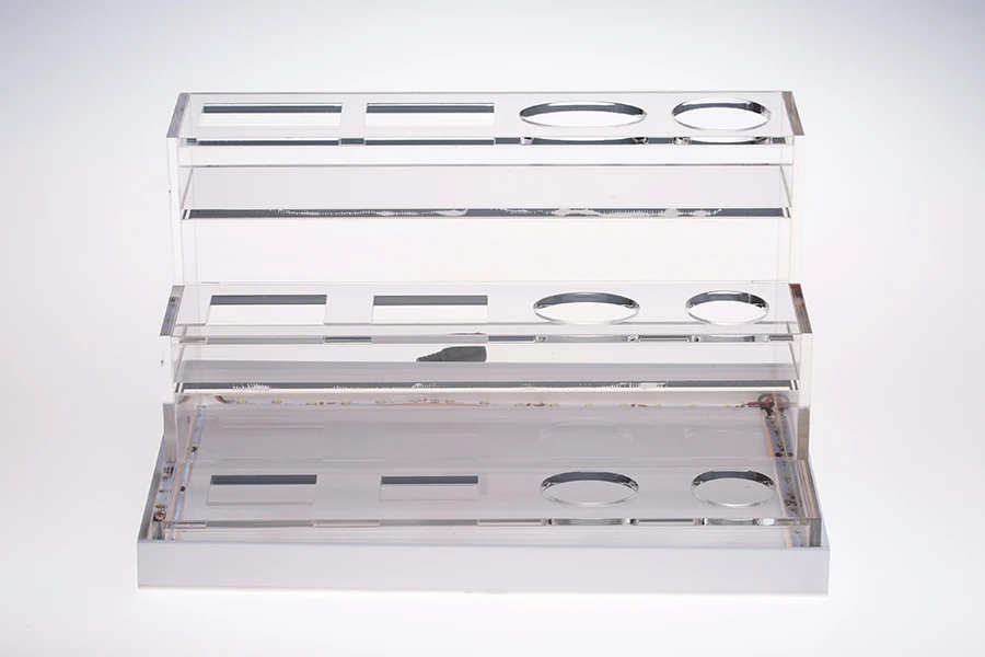 Stalak od plexiglassa osvetljen sa LED trakom za flašice za parfeme i flašice raznih oblika, osnova je bela ili crna – za 12 bočica-slika_proizvoda