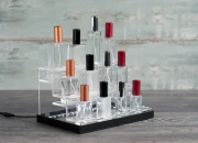 Stalak od plexiglassa osvetljen sa LED trakom za flašice za parfeme i flašice raznih oblika, osnova je bela ili crna – za 12 bočica-grupa_slika