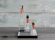 Stalak od plexiglassa osvetljen sa LED trakom za flašice za parfeme i flašice raznih oblika, osnova je bela ili crna – za 12 bočica-grupa_slika