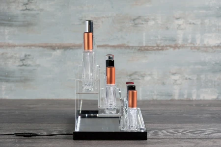 Stalak od plexiglassa osvetljen sa LED trakom za flašice za parfeme i flašice raznih oblika, osnova je bela ili crna – za 12 bočica-grupa_slika