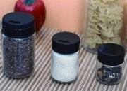 Staklena teglica za začine od 156mL sa crnim zatvaračem sa rupicama-grupa_slika