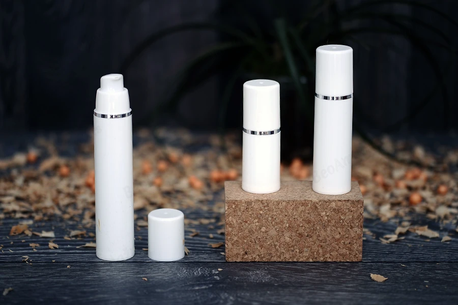 Airless bela plastična bočica 30mL za kreme sa srebrnom linijom i belim zatvaračem-grupa_slika