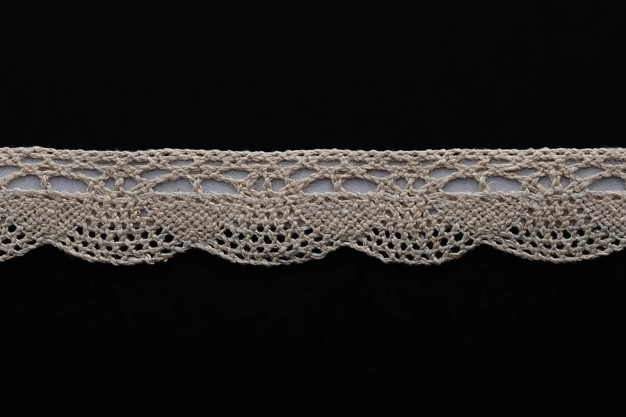 Bež čipka širine 20mm sa samolepljivom trakom - komad je 4,6 metara-slika_proizvoda