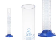 Staklena menzura 250ml sa plastičnim plavim postoljem-slika_proizvoda