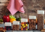 Plastična (PET) kockasta tegla za soli za kupanje 400mL, sa belim zatvaračem i zaptivkom na indukciono lepljenje Plastična (PET) kockasta tegla za soli za kupanje 400mL, sa belim zatvaračem i zaptivkom na indukciono lepljenje