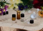 Mini staklena bočica 1mL, sa crnim, plastičnim navojnim zatvaračem - 25 kom-dimenzije_slike