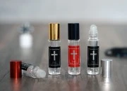 Staklena roll-on bočica 10mL sa staklenom kuglicom, krstom na crnoj nalepnici i aluminijumskim zatvaračem - 12 kom Staklena roll-on bočica 10mL sa staklenom kuglicom, krstom na crnoj nalepnici i aluminijumskim zatvaračem - 12 kom-