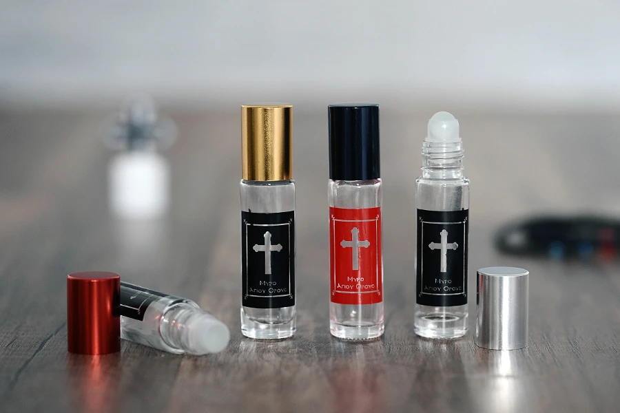 Staklena roll-on bočica 10mL sa staklenom kuglicom, krstom na crnoj nalepnici i aluminijumskim zatvaračem - 12 kom Staklena roll-on bočica 10mL sa staklenom kuglicom, krstom na crnoj nalepnici i aluminijumskim zatvaračem - 12 kom-