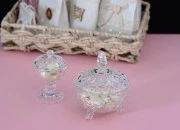 Staklena okrugla fondanjerica sa poklopcem, 3 nogice i izrezbane motive 120x95 mm-grupa_slika