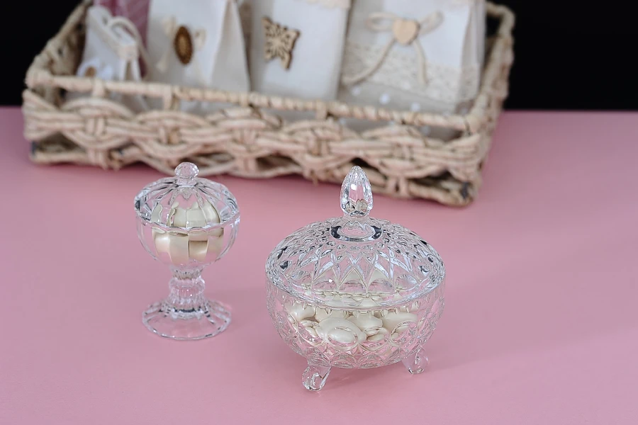 Staklena okrugla fondanjerica sa poklopcem, 3 nogice i izrezbane motive 120x95 mm-grupa_slika