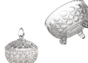 Staklena okrugla fondanjerica sa poklopcem, 3 nogice i izrezbane motive 120x95 mm-grupa_slika