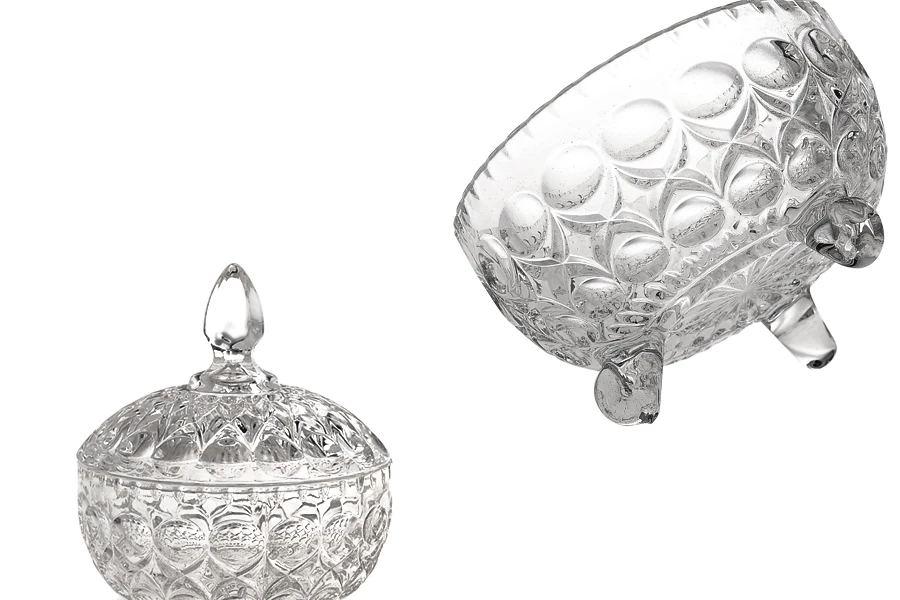 Staklena okrugla fondanjerica sa poklopcem, 3 nogice i izrezbane motive 120x95 mm-grupa_slika