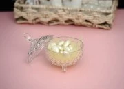 Staklena okrugla fondanjerica sa poklopcem, 3 nogice i izrezbane motive 120x95 mm-grupa_slika