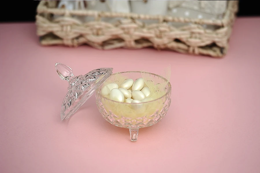 Staklena okrugla fondanjerica sa poklopcem, 3 nogice i izrezbane motive 120x95 mm-grupa_slika