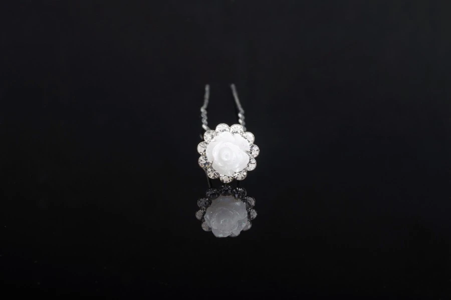 Dekorativna metalna ukosnica sa perlicom i kamenčićima, u obliku ruže (širina 14 mm) - 20 kom-slika_proizvoda