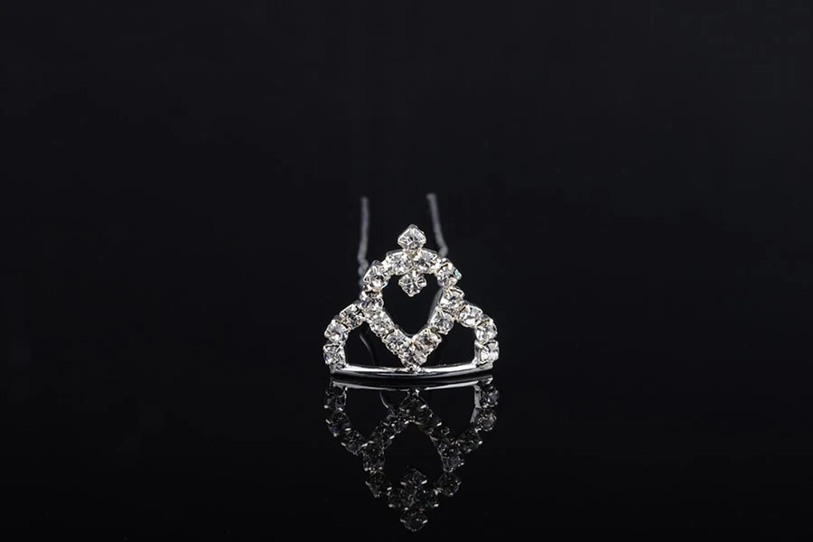 Dekorativna metalna ukosnica sa kamenčićima, u obliku krune (širina 25 mm, visina 17 mm) - 20 kom-slika_proizvoda