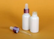 Staklena biserno bela bočica za etarska ulja 30mL, sa grlom PP18 - bez zatvarača