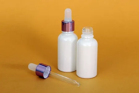 Staklena biserno bela bočica za etarska ulja 30mL, sa grlom PP18 - bez zatvarača-3