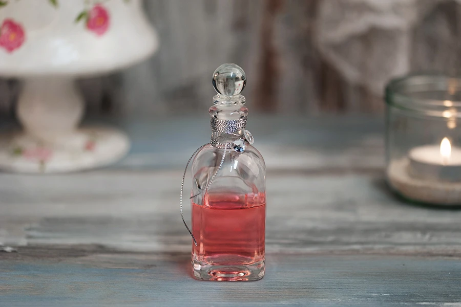 Staklena četvrtasta bočica 100mL Staklena četvrtasta bočica 100mL