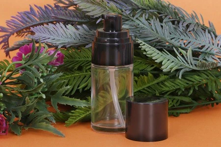 Staklena okrugla bočica 30mL za kreme sa crnom plastičnom pumpicom i crnim zatvaračem (PP18)-3