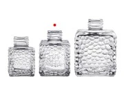 Staklena četvrtasta bočica 100mL (PP 28) sa reljefom, za osveživač prostora Staklena četvrtasta bočica 100mL (PP 28) sa reljefom, za osveživač prostora
