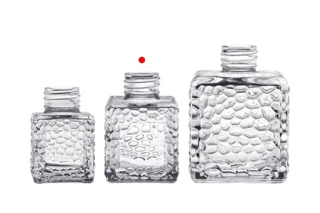 Staklena četvrtasta bočica 100mL (PP 28) sa reljefom, za osveživač prostora-3