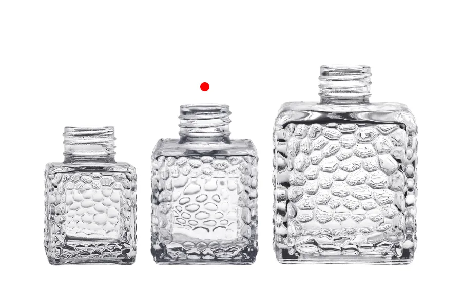 Staklena četvrtasta bočica 100mL (PP 28) sa reljefom, za osveživač prostora Staklena četvrtasta bočica 100mL (PP 28) sa reljefom, za osveživač prostora