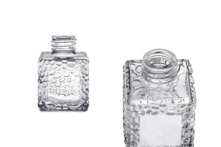 Staklena četvrtasta bočica 100mL (PP 28) sa reljefom, za osveživač prostora-1