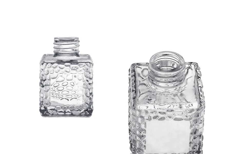 Staklena četvrtasta bočica 100mL (PP 28) sa reljefom, za osveživač prostora Staklena četvrtasta bočica 100mL (PP 28) sa reljefom, za osveživač prostora