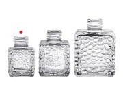 Staklena četvrtasta bočica 50mL (PP 28) sa reljefom, za osveživač prostora