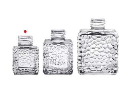 Staklena četvrtasta bočica 50mL (PP 28) sa reljefom, za osveživač prostora-6